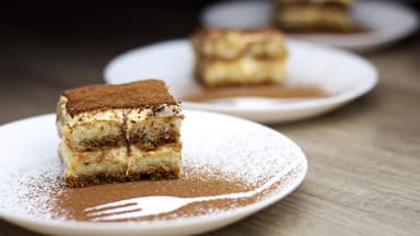 Tiramisu ohne Eier auf Tellern angerichtet 