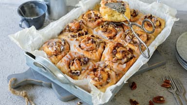 Saftige Zimtschnecken mit Pecannüssen.