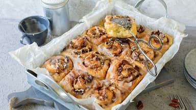 Saftige Zimtschnecken mit Pecannüssen.
