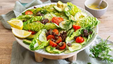 Caesar Salad auf einem großen Teller