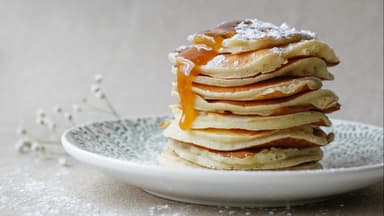 Pfannkuchen mit Ahornsirup