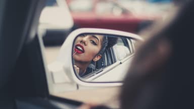 Berry Lips im Auto schminken