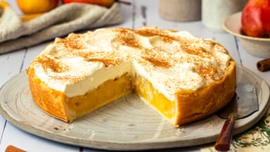 Birnenkuchen mit Pudding und Schmandcreme