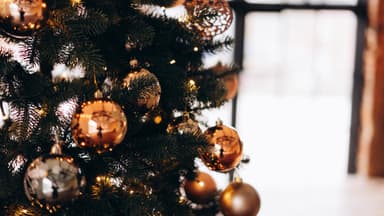 Weihnachtsbaum mit Christbaumschmuck 