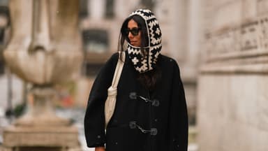 Frau mit Balaklava-Mütze