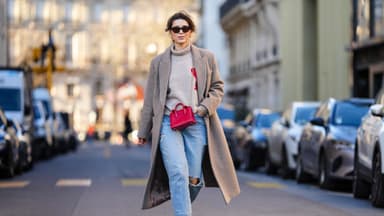 Frau im Winterlook mit Mantel und Sneakers