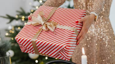 Frau überreicht Weihnachtsgeschenk
