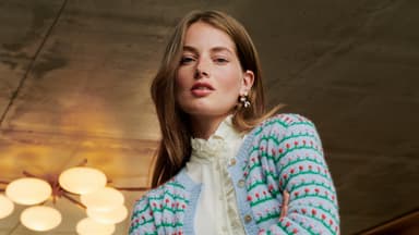 Frau in Strickjacke mit Mini-Blumen