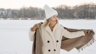 Frau mit Pudelmütze im Schnee