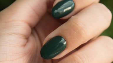 Dirty Martini Nails mit grünem Nagellack.