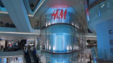 H&M Store in einer Einkaufspassage