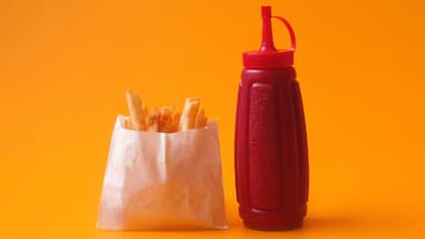 Tomatenketchup und Pommes frites