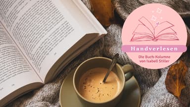 Ein Buch und eine Tasse Kaffee