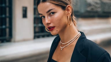 Frau mit Perlenkette