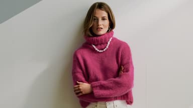 Frau im pinken Statement-Rollkragenpullover