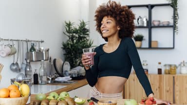 Frau ernährt sich gesund, um Stoffwechsel anzuregen 