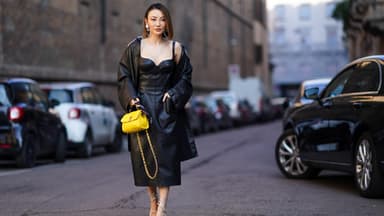 Frau trägt Lederkleid im eleganten Streetstyle.