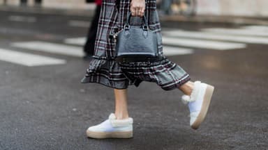 Frau trägt warme Sneaker