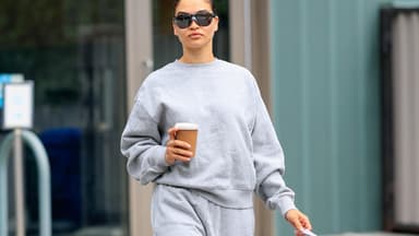 Lässiger Streetstyle mit grauem Jogginganzug.