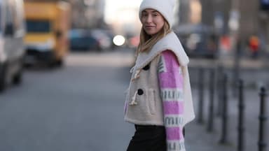Frau trägt lässigen Streetstyle mit Teddy-Weste.
