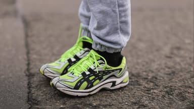 Streetstyle mit Asics-Sneaker. 