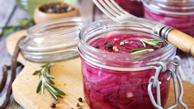 Eingelegte rote Zwiebeln 