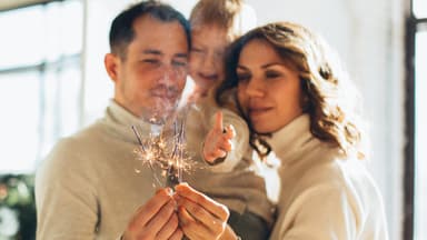 Eine kleine Familie mit Wunderkerzen.
