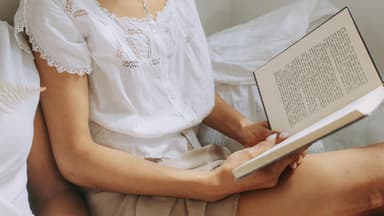 Frau liest Buch.
