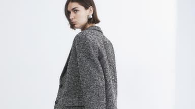 Frau trägt Oversized Blazer von H&M.