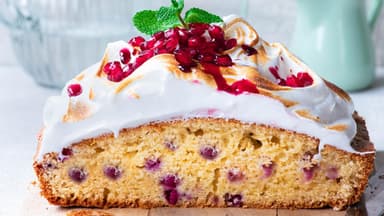 Granatapfel-Rührkuchen mit Baiser