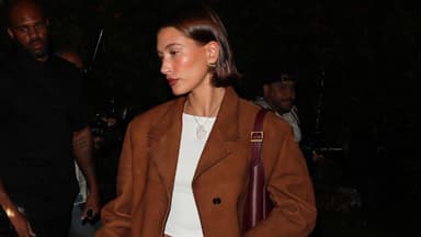 Hailey Bieber trägt einen braunen Wildleder-Blazer