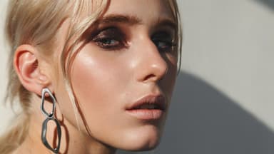 Frau trägt Glow Make-up