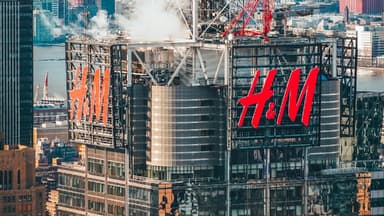 H&M-Logo auf Wolkenkratzer