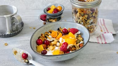 Selbstgemachtes Müsli mit Joghurt und Früchten.