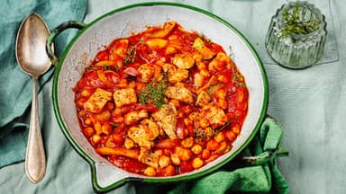 Lachspfanne mit buntem Gemüse und Kichererbsen
