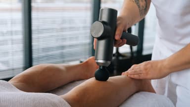 Massagepistole sinnvoll im Einsatz am Bein