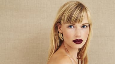 Frau mit rotem Lippenstift 