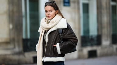 Frau mit Lederjacke und Schafswolle