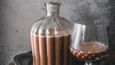 Schokoladenlikör im Glas.