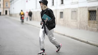 Frau trägt eine silberne Hose im Streetstyle