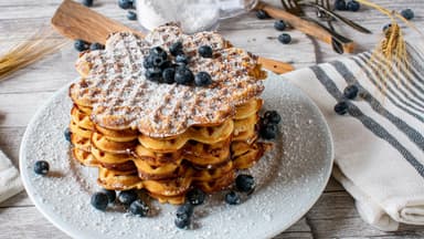 Waffeln ohne Mehl mit Blaubeeren und Puderzucker