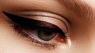 Auge mit zimtfarbenem Eyeliner