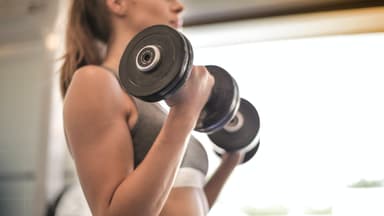 Anfänger im Fitnessstudio macht Bizeps-Curl