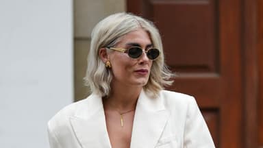 Frau trägt schulterlange Bob-Frisuren ab 50