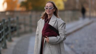 Frau mit roter Handtasche