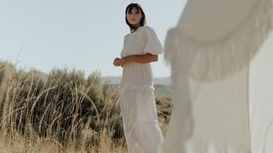 Frau trägt ein Boho-Brautkleid