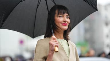 Frisuren ab 40 am Beispiel einer Frau mit Regenschirm