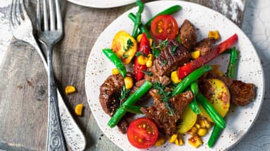Kartoffel-Steakpfanne mit buntem Gemüse.