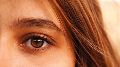 Frau mit langen Wimpern
