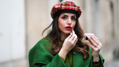 Frau mit Mob Wife Make-up